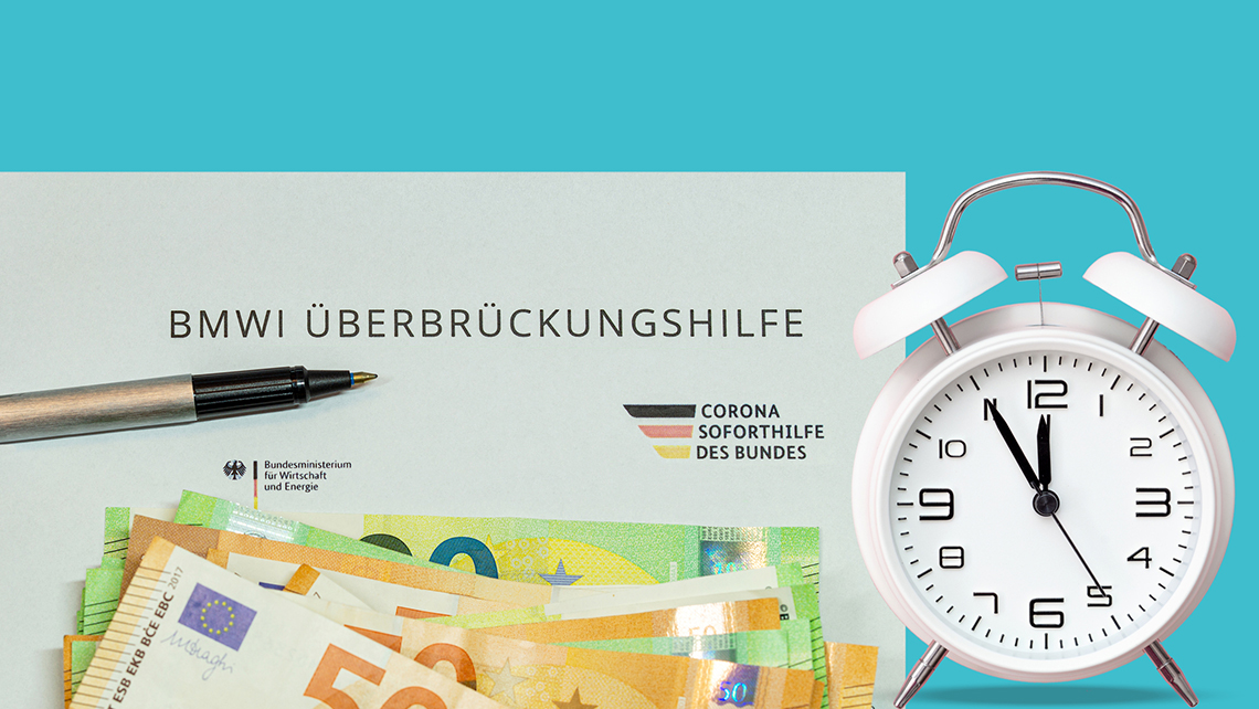 Auf einem türkisen Hintergrund liegt ein Formular für die Überbrückungshilfe des Bundes, darauf liegen einige Geldscheine und ein Kugelschreiber. Daneben liegt ein Wecker mit dem Zeiger kurz vor 12. 