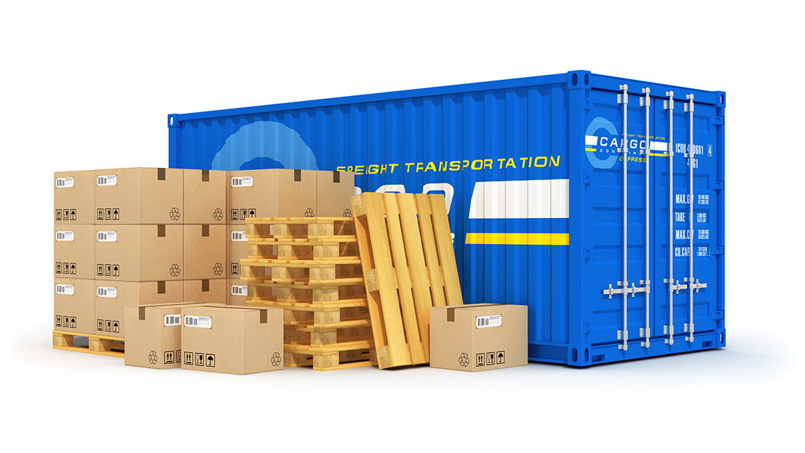 Große Pappkisten auf Paletten stehen vor einem Überseecontainer