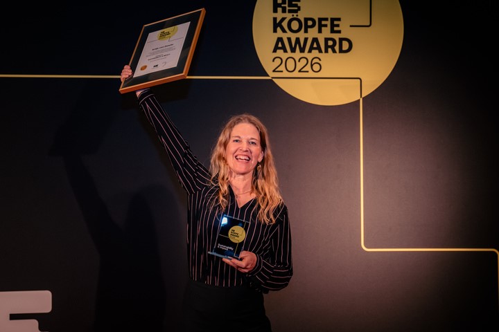 Antje von Dewitz mit Award in der Hand
