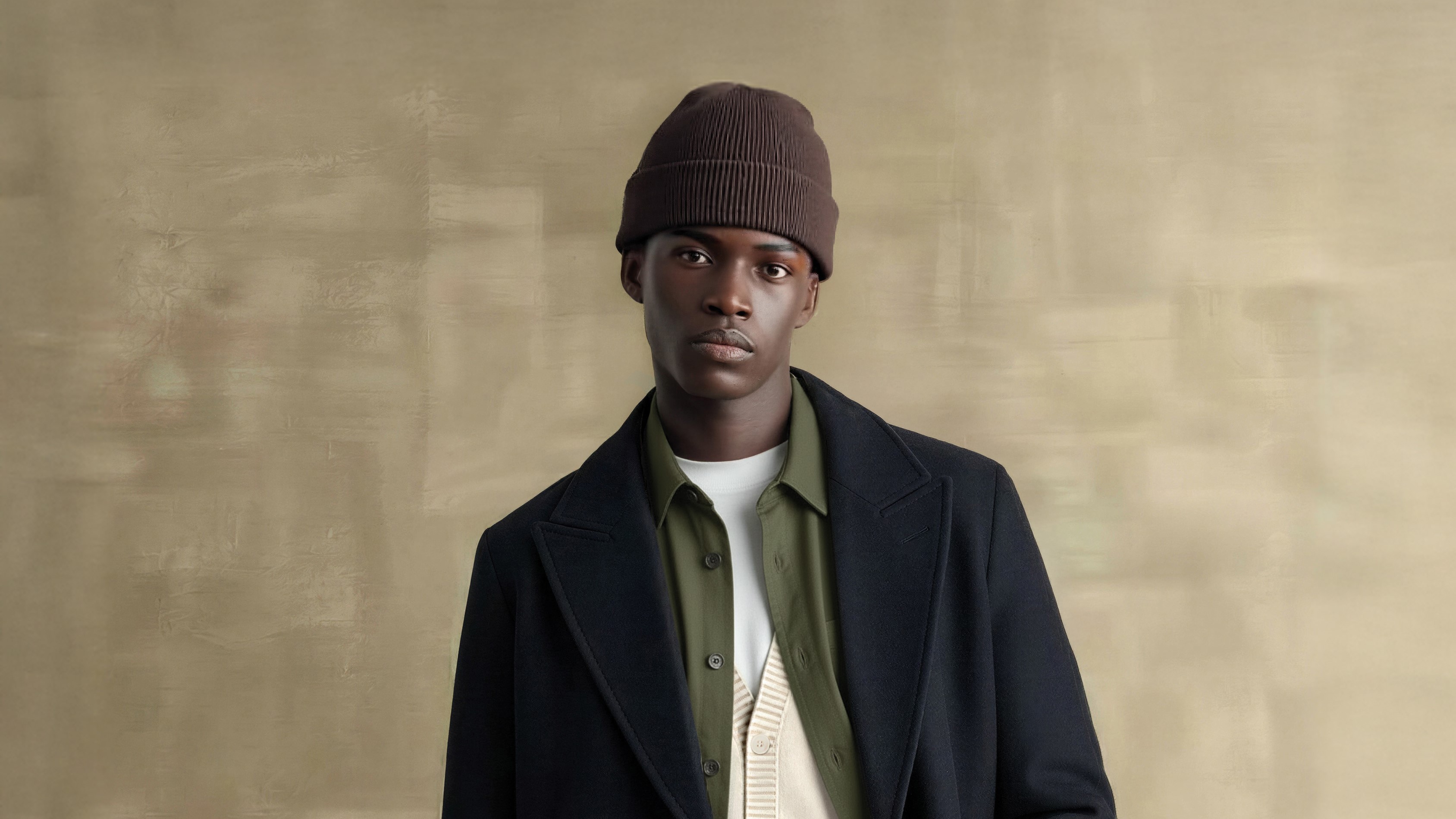 Model mit Mantel und Mütze