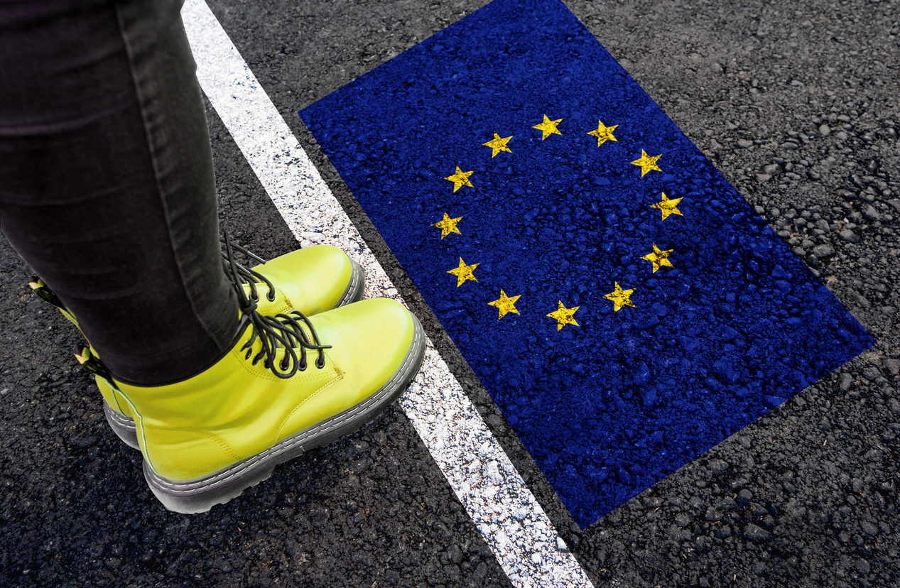 Füße an der EU Grenze mit Flagge