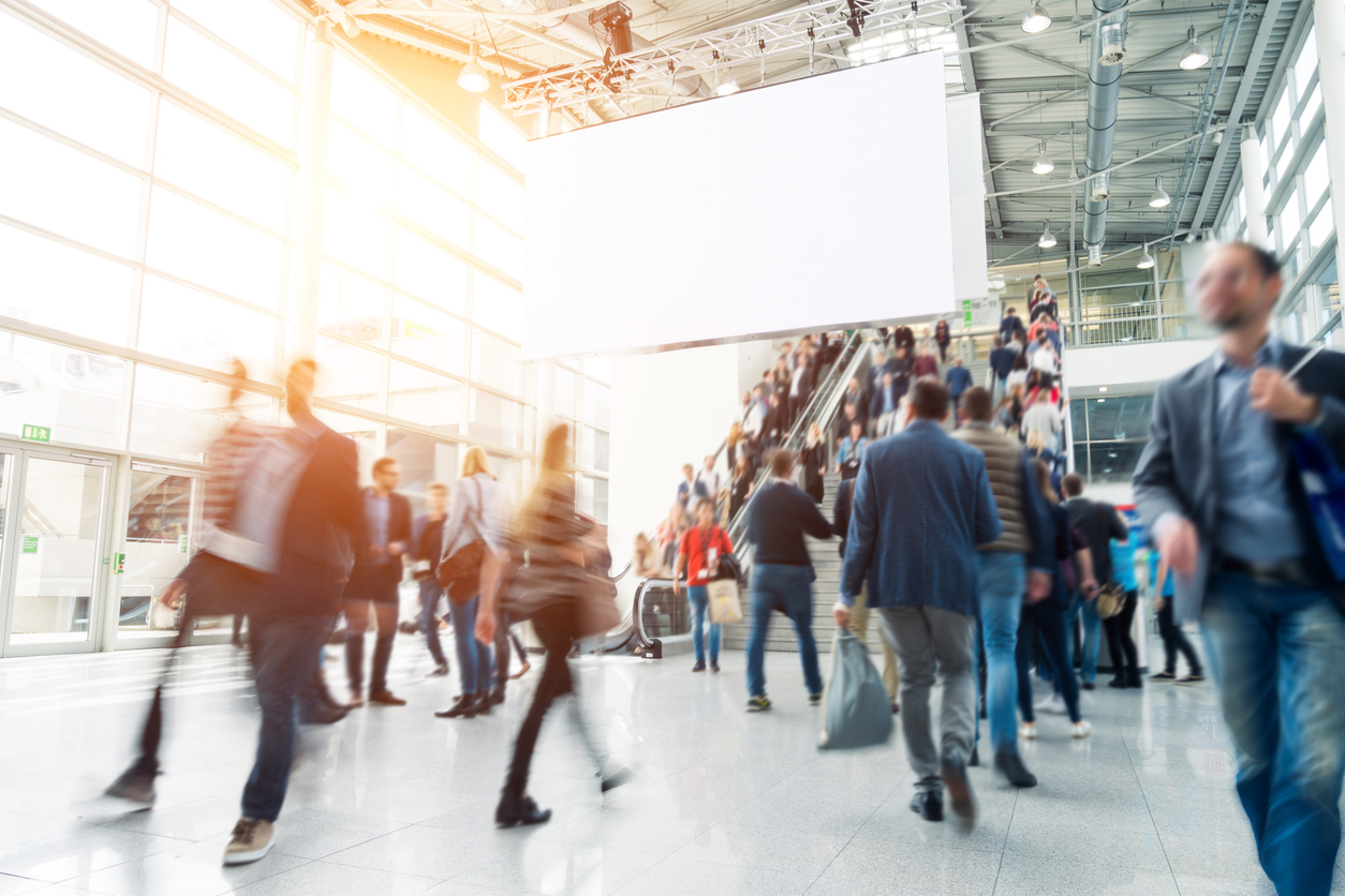 Verschwommene Menschen auf einer Messe