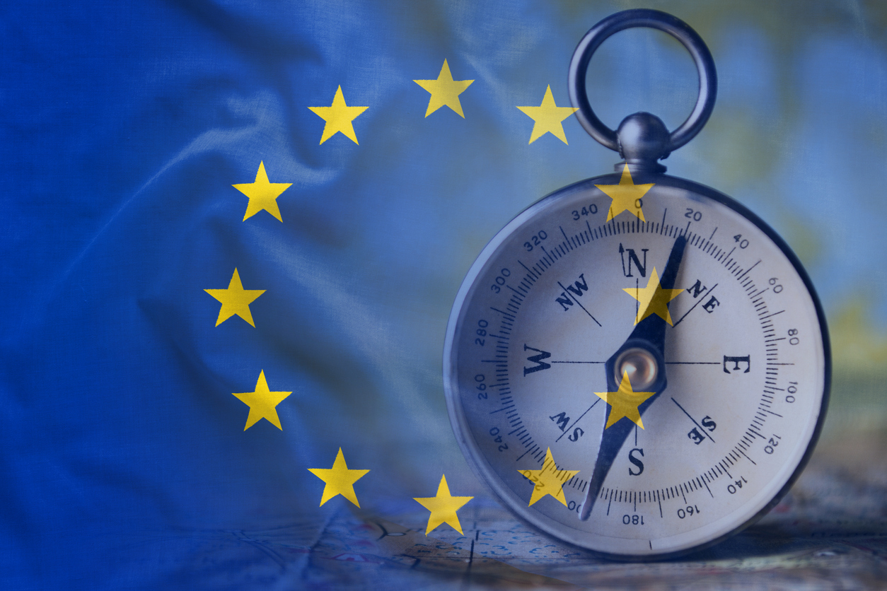 Fahne der Europäischen Union und der Kompass