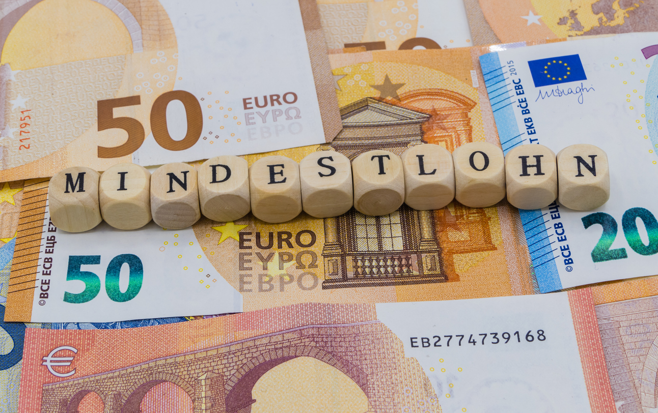 Holzbuchstaben auf Banknoten