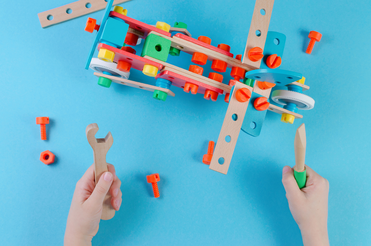 Spielendes Kind von oben betrachtet