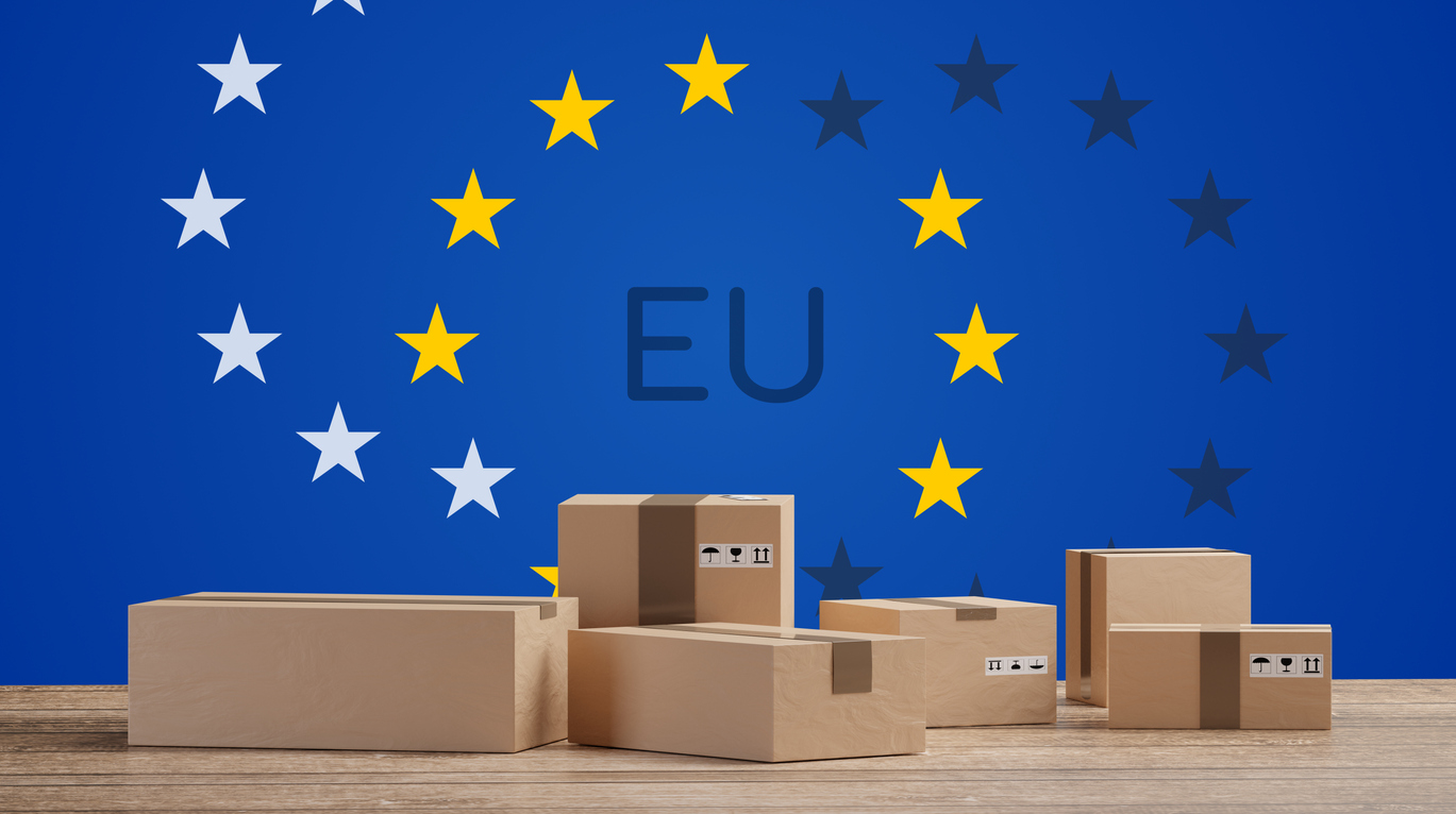 Verpackungen vor einer Europaflagge