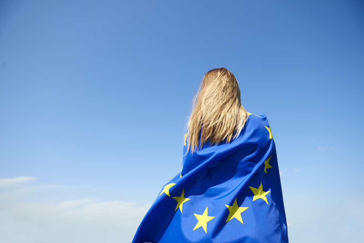 Rückansicht der jungen Frau mit EU-Flagge