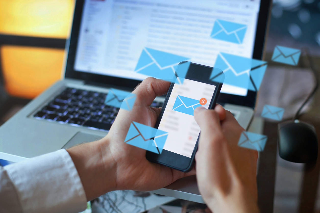 Person, die E-Mails auf dem Smartphone liest