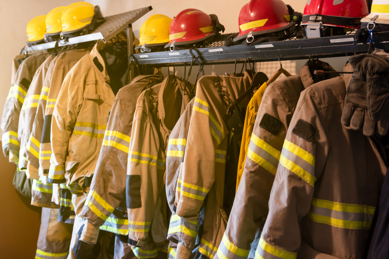 Feuerwehruniformen und Ausrüstung an der Feuerwache angeordnet