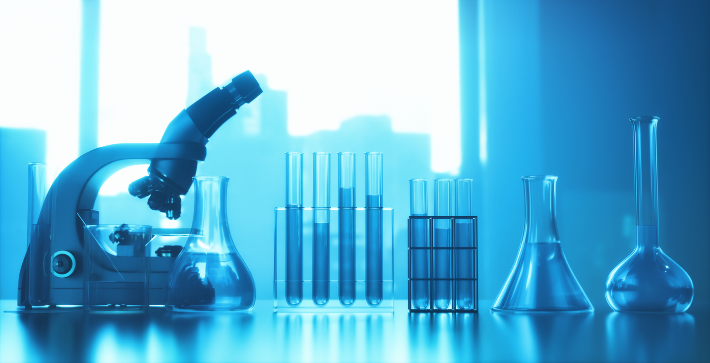Testrohrmikroskop Laborinstrumente vor blauem Hintergrund