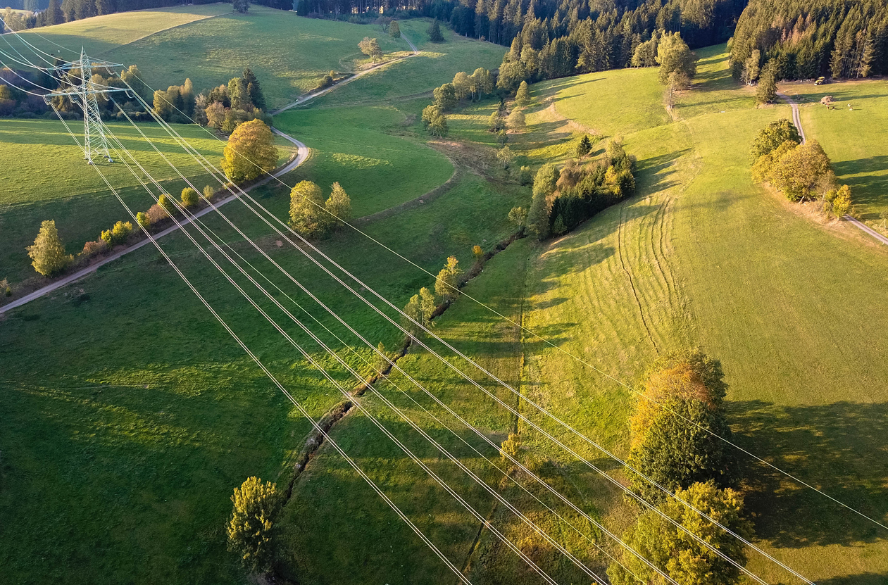 Luftbild, Hochspannungsleitungen im Feld