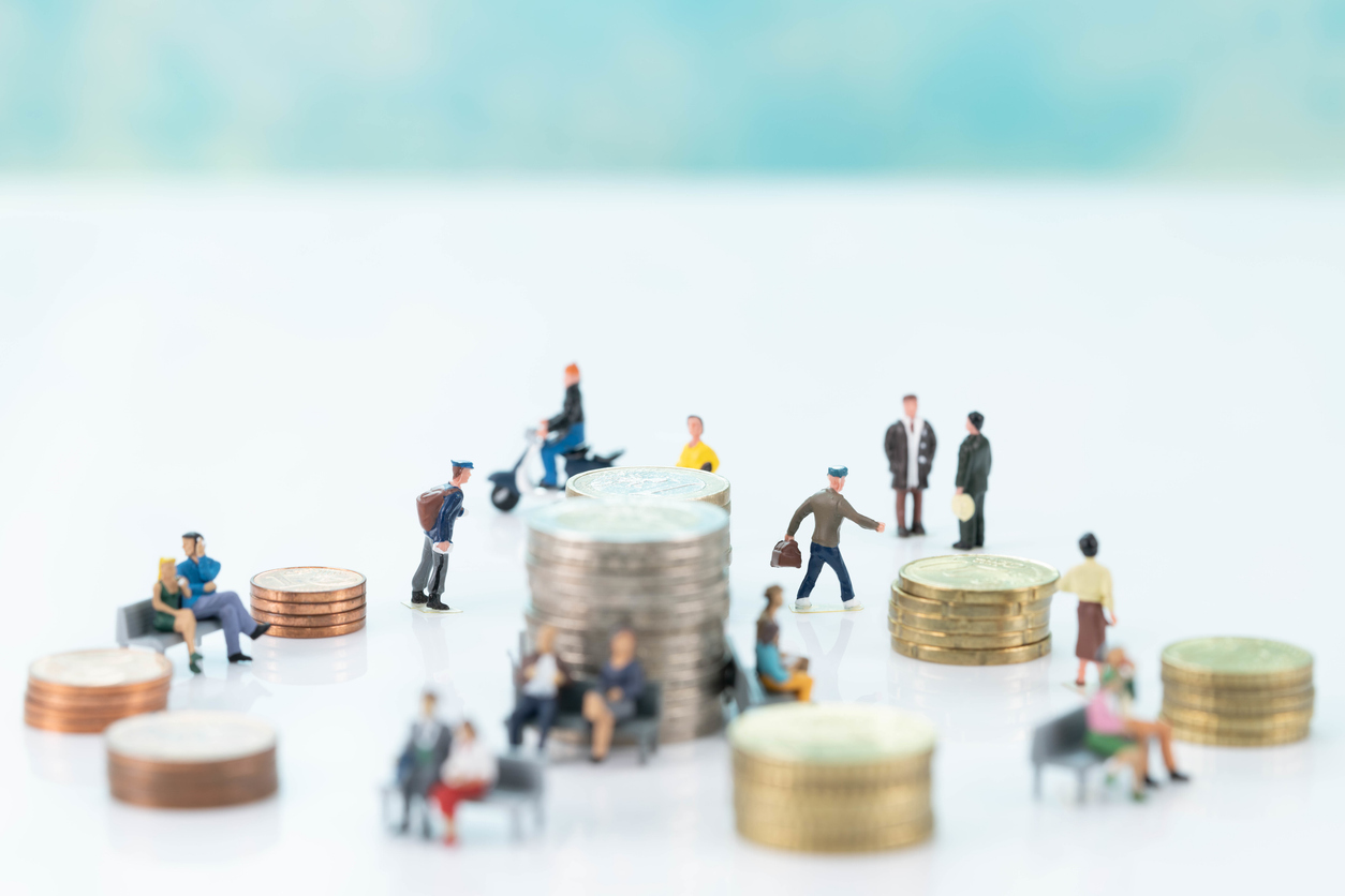 Euro-Münzen und Miniatur-Menschen