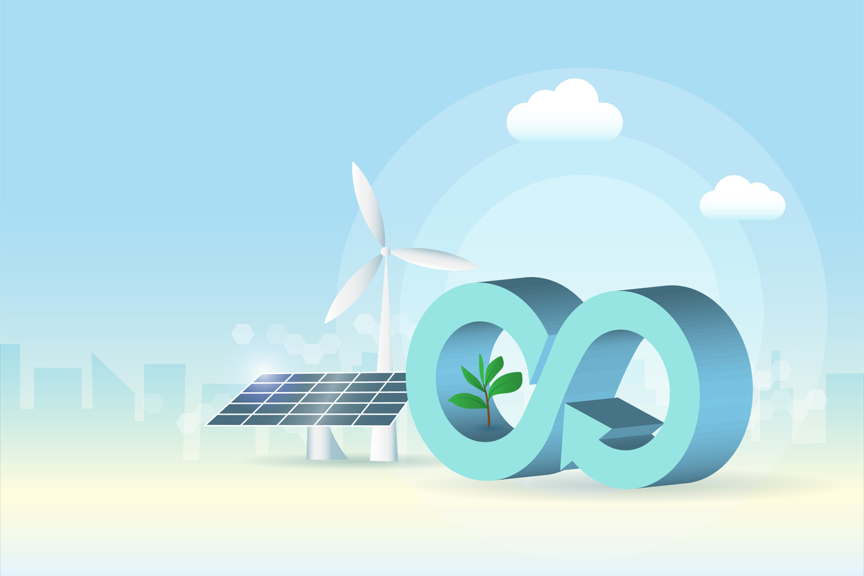 Kreislaufwirtschafts-Logo mit Windkraftanlagen und Solarpanel im Hintergrund des Stadtgebäudes