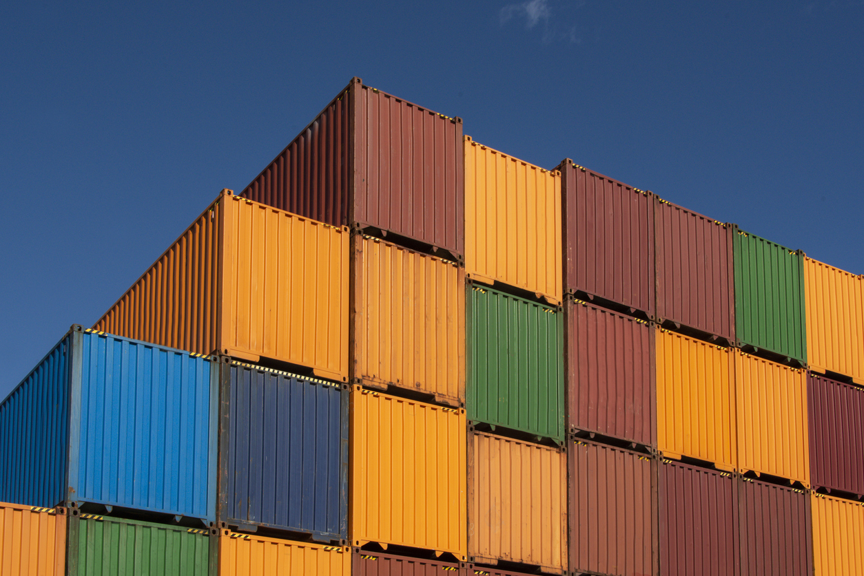 Mehrfarbige Container vor blauem Himmel