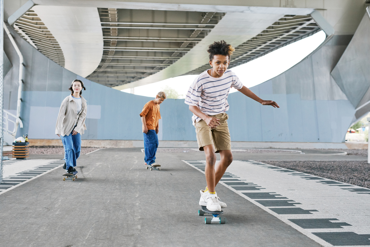 Drei Kinder im Skating Park