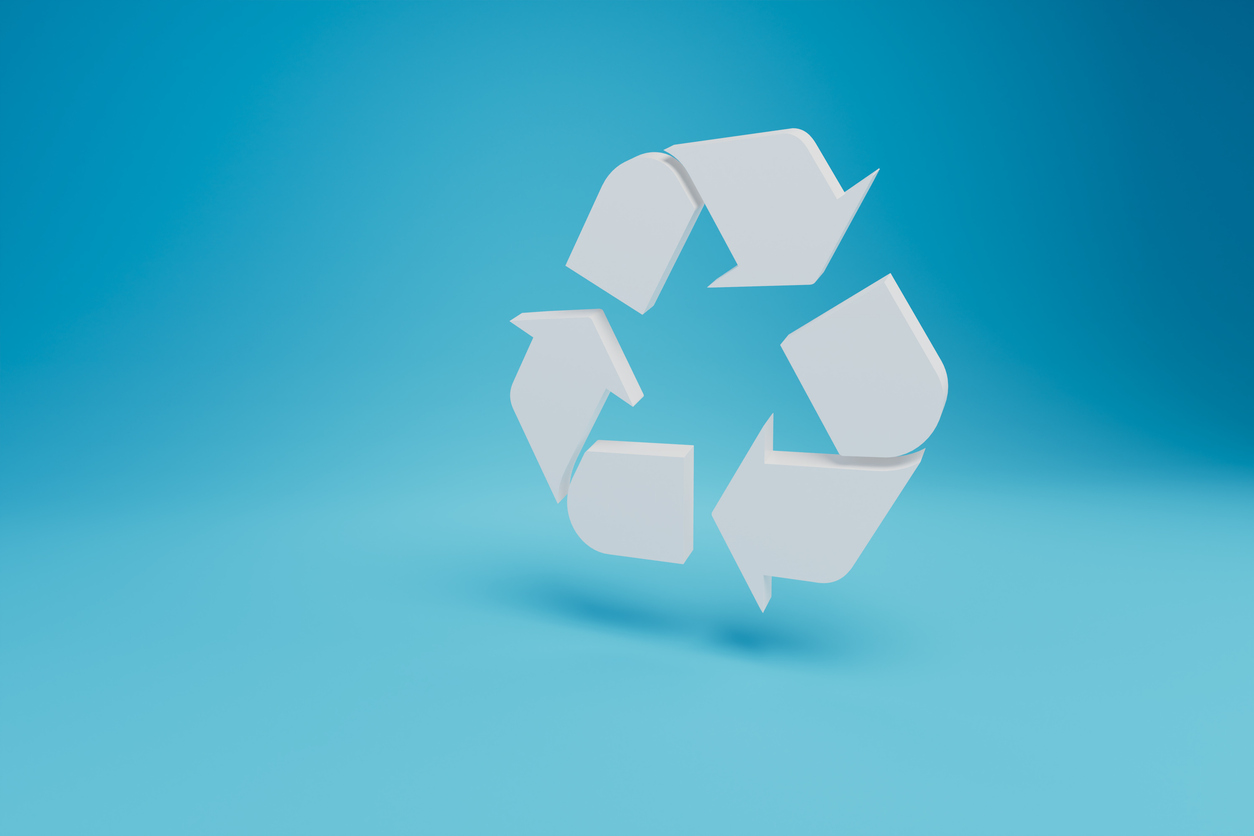Weißes Recycling- und Müllsortiersymbol auf blauem Hintergrund. 3D-Rendering.