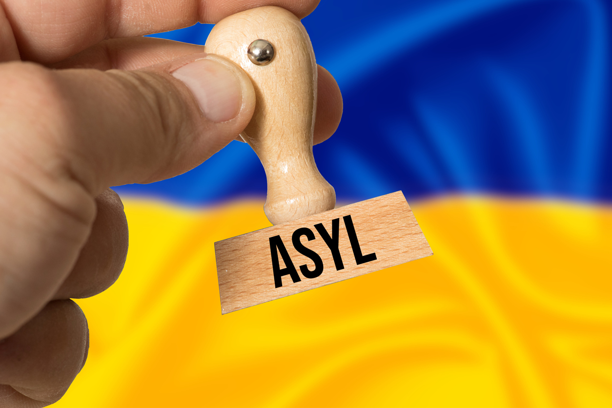 Flagge der Ukraine und Stempel Asyl