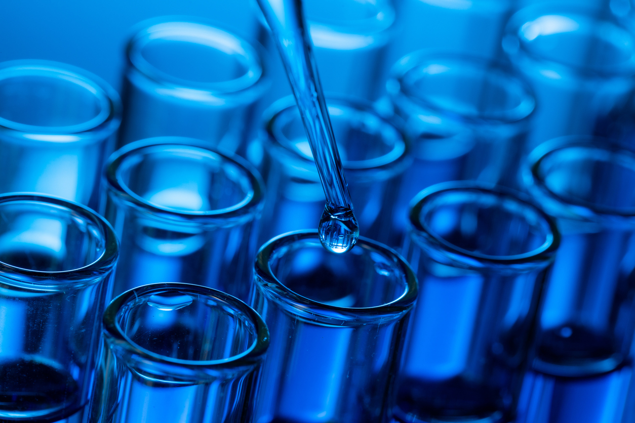 Blaue Reagenzgläser mit Pipette