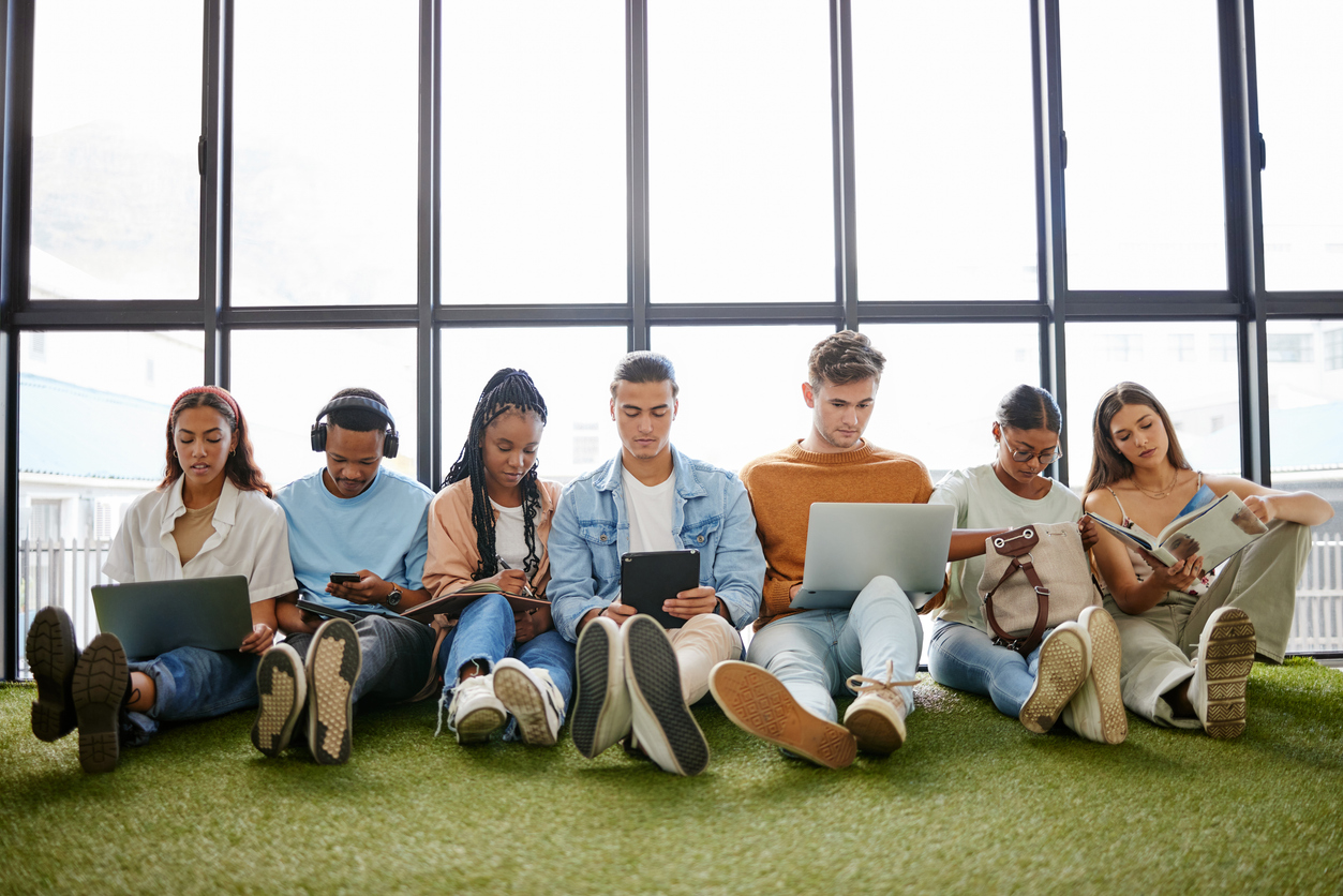 Arbeits-, Team- und Computerarbeit von Büro-Teamwork-Arbeitern Gruppe mit Vielfalt unter Verwendung von Technologie