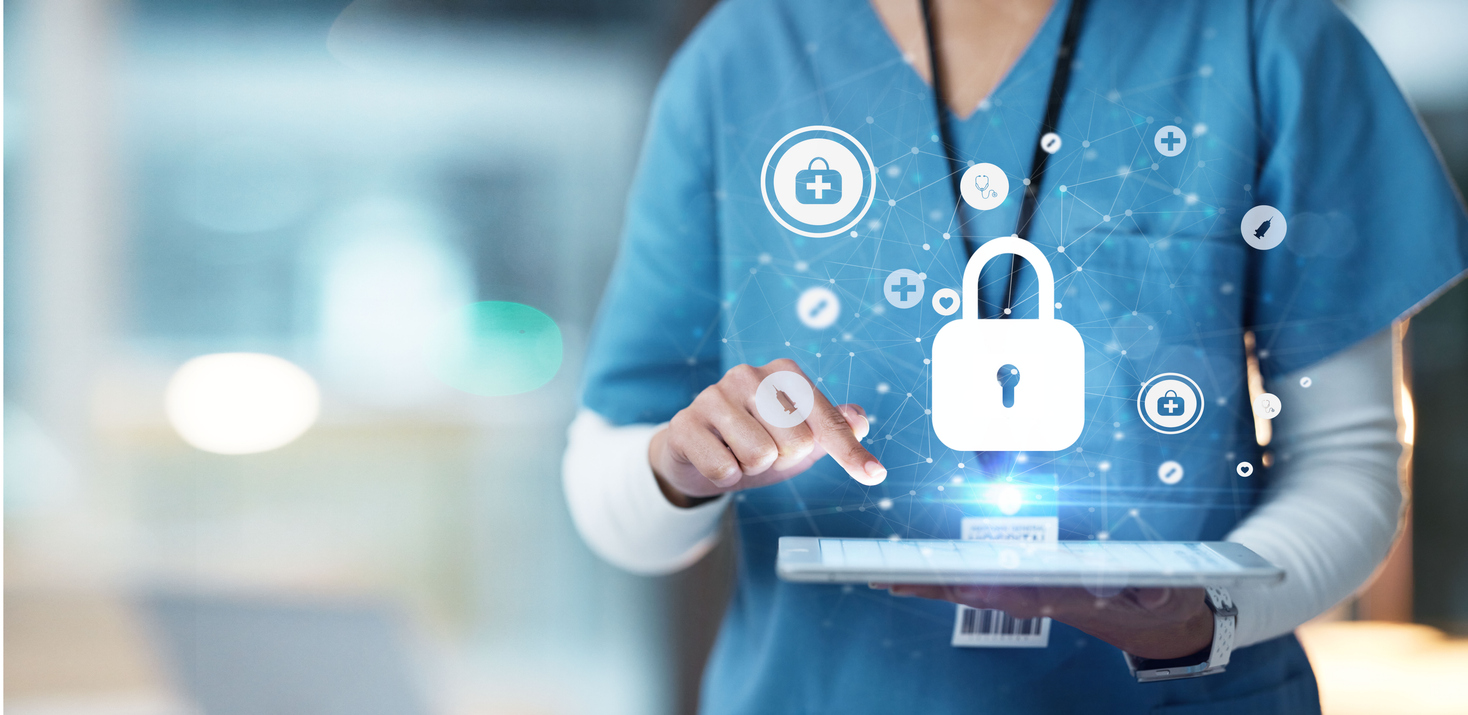 Medizinische Cybersicherheit, Tablet und Hände von Arzt, Chirurg oder Krankenschwester mit virtuellem Hologramm zur Datenbanksperre