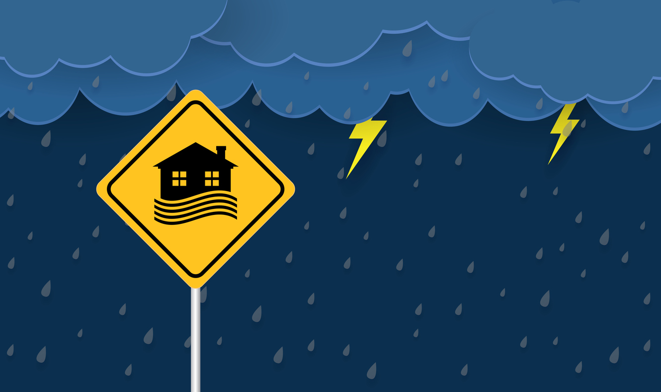 Regen und Sturm mit Schild zum Thema Hochwasser