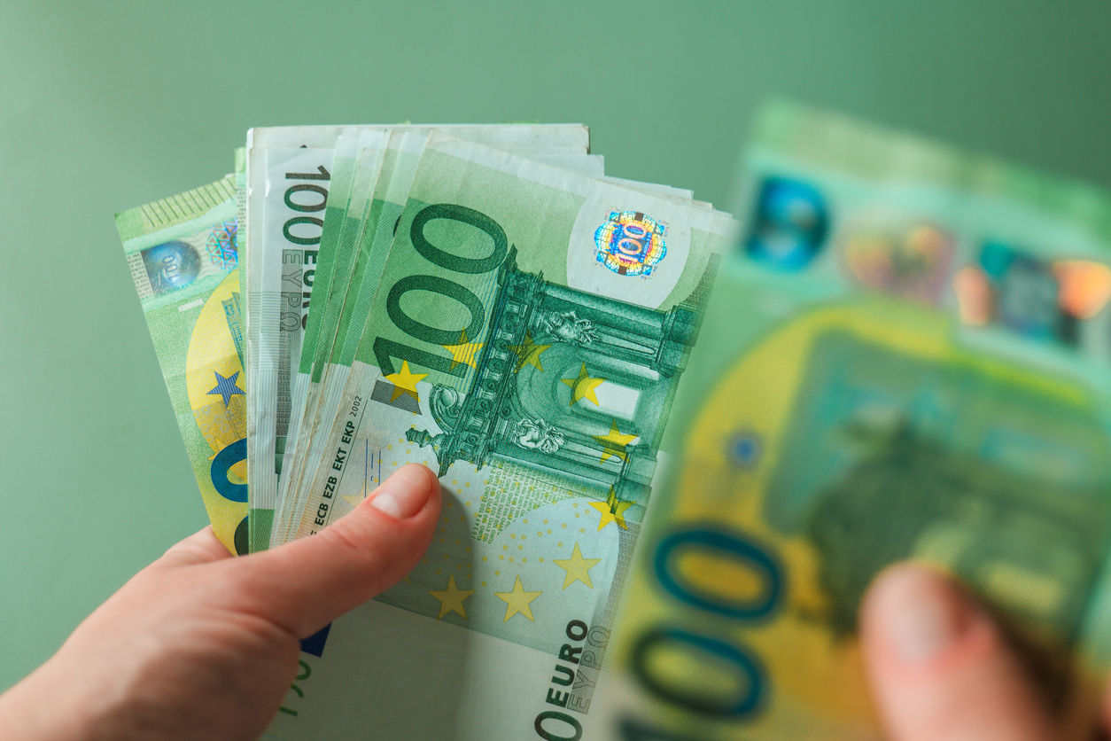 Hand mit Euronoten