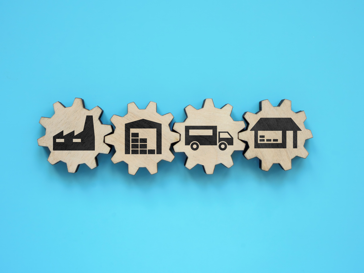 Supply-Chain-Management. Zahnräder mit Schildern von Fabrik, Lager und Transport.