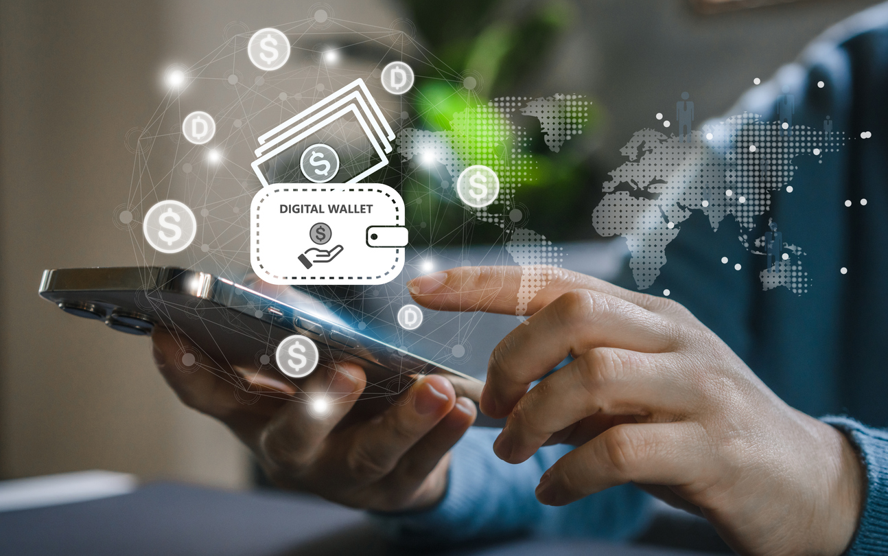 Smartphone mit Hände und Digital Wallet als Schrift