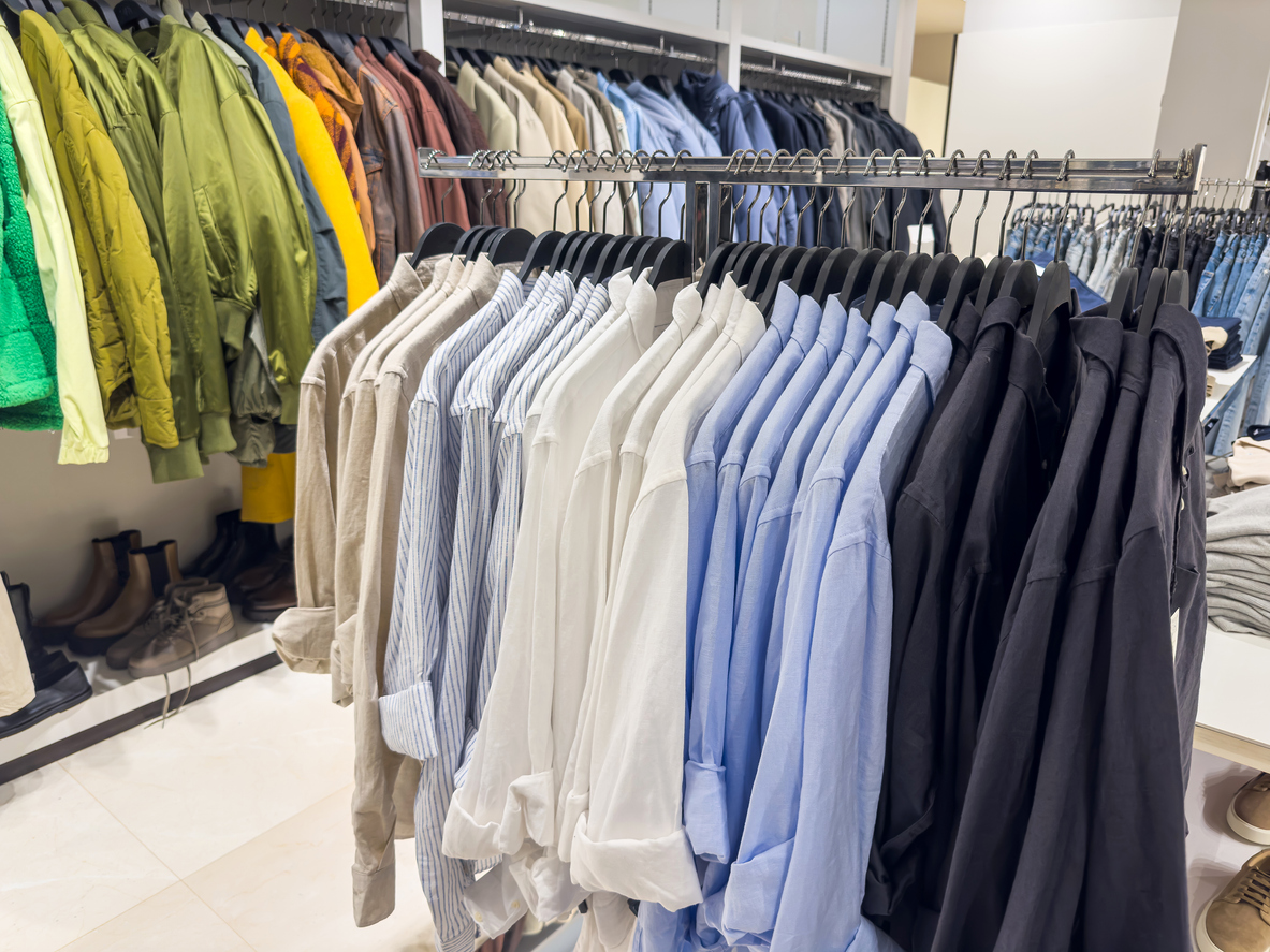Neue Kollektion Herrenhemden auf Bügel im Modegeschäft