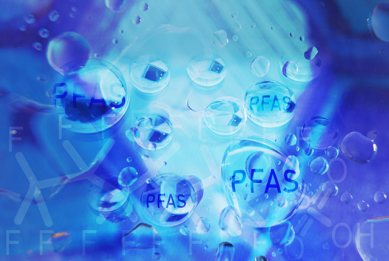 Wassertröpfchen mit PFAS-Tex