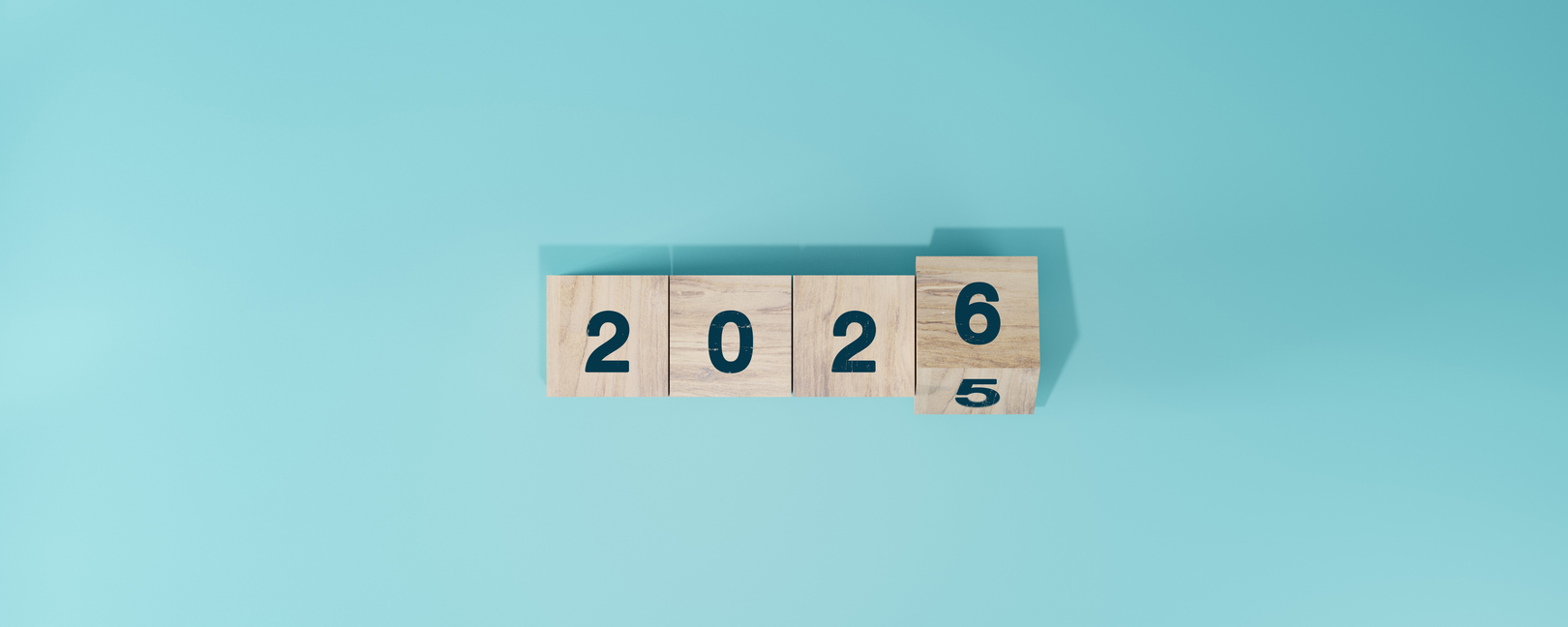 Vier Holzklötze mit den Ziffern zwei null zwei sechs symbolisch für 2026