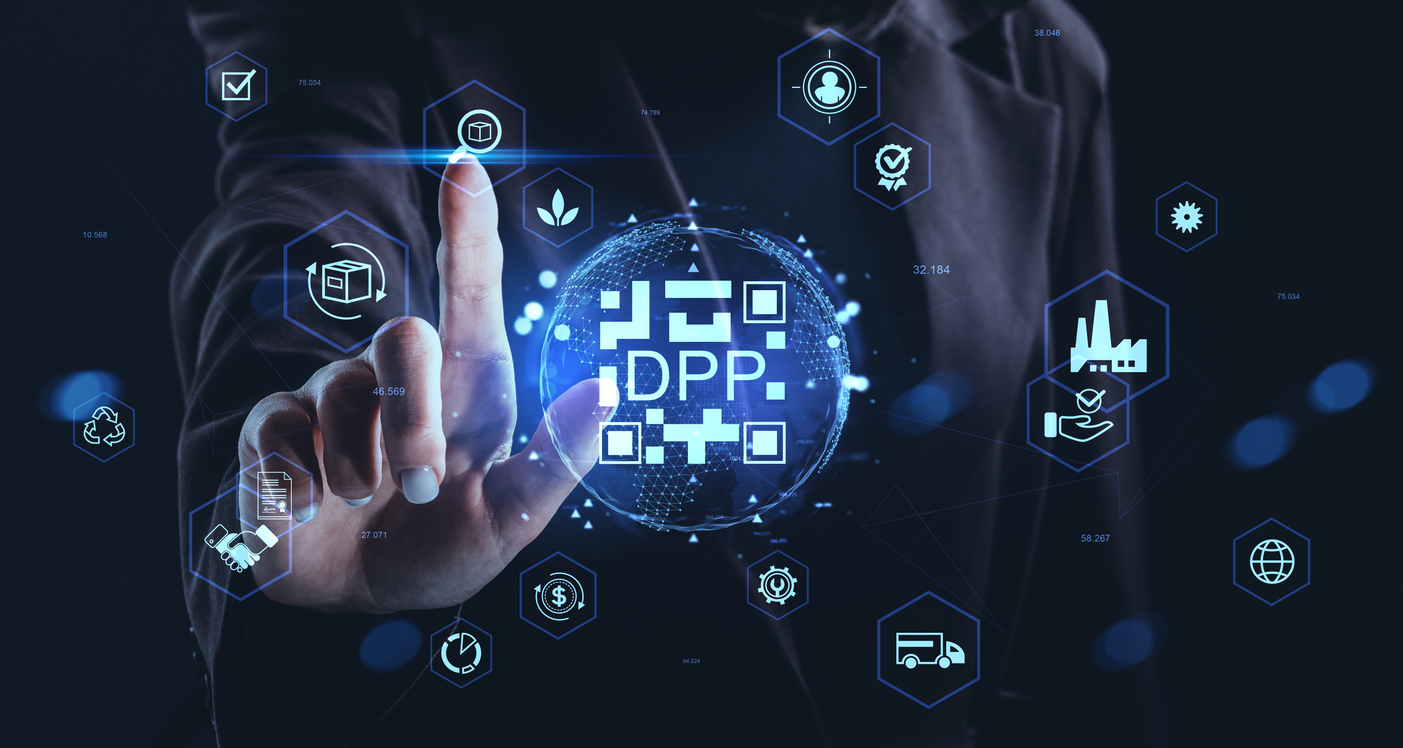 Geschäftsmann, der die DPP-Hologramm-Schnittstelle mit digitalen Symbolen für die Lieferkette und das Branchenkonzept auf futuristischem dunklem Hintergrund berührt