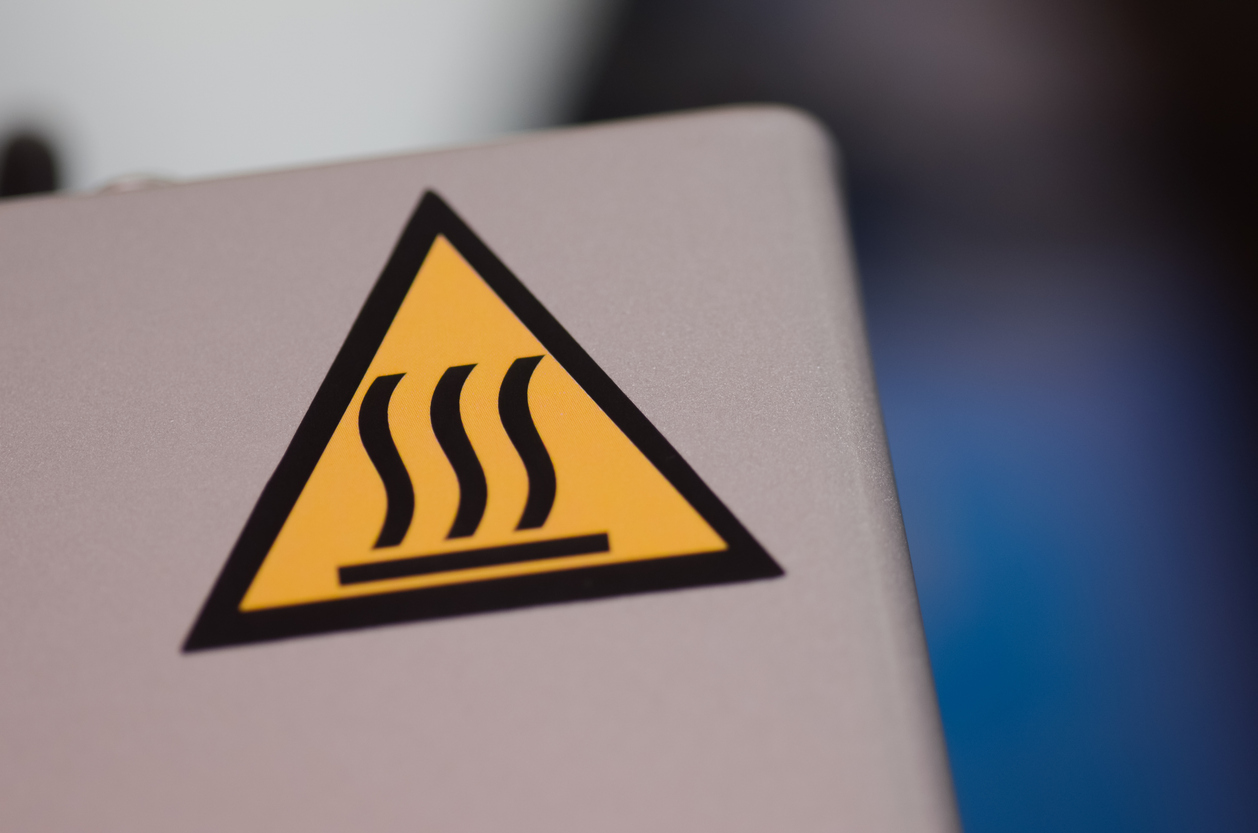 Warnschild für industrielle Sicherheit mit Hinweis auf hohe Temperatur- und Hitzegefahr