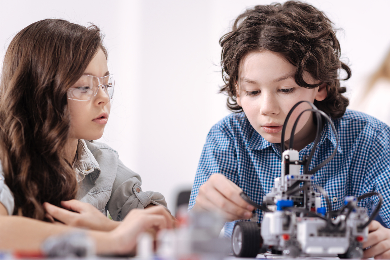 Intelligente, schlaue Kinder, die in der Schule sitzen und naturwissenschaftlichen Unterricht haben