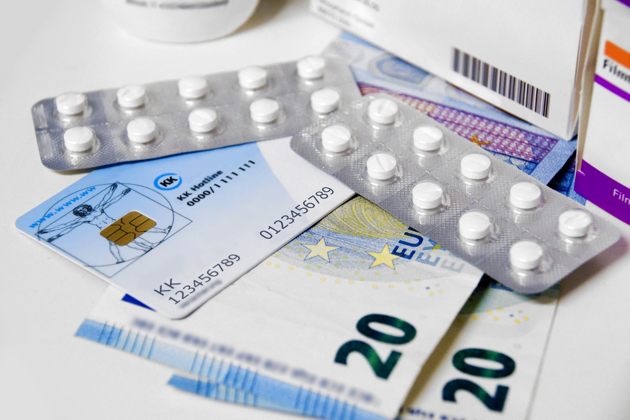 Nahaufnahme von Medikamenten, Gesundheitskarte und Medizin