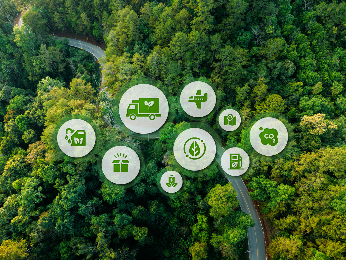 Waldhintergrund mit Icons zu Lieferketten wie Transportwagen, Flugzeug, CO2, Energie u.a.