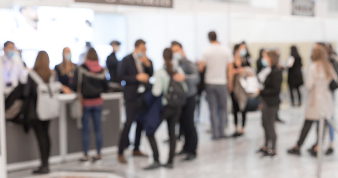Menschen auf einer Messe