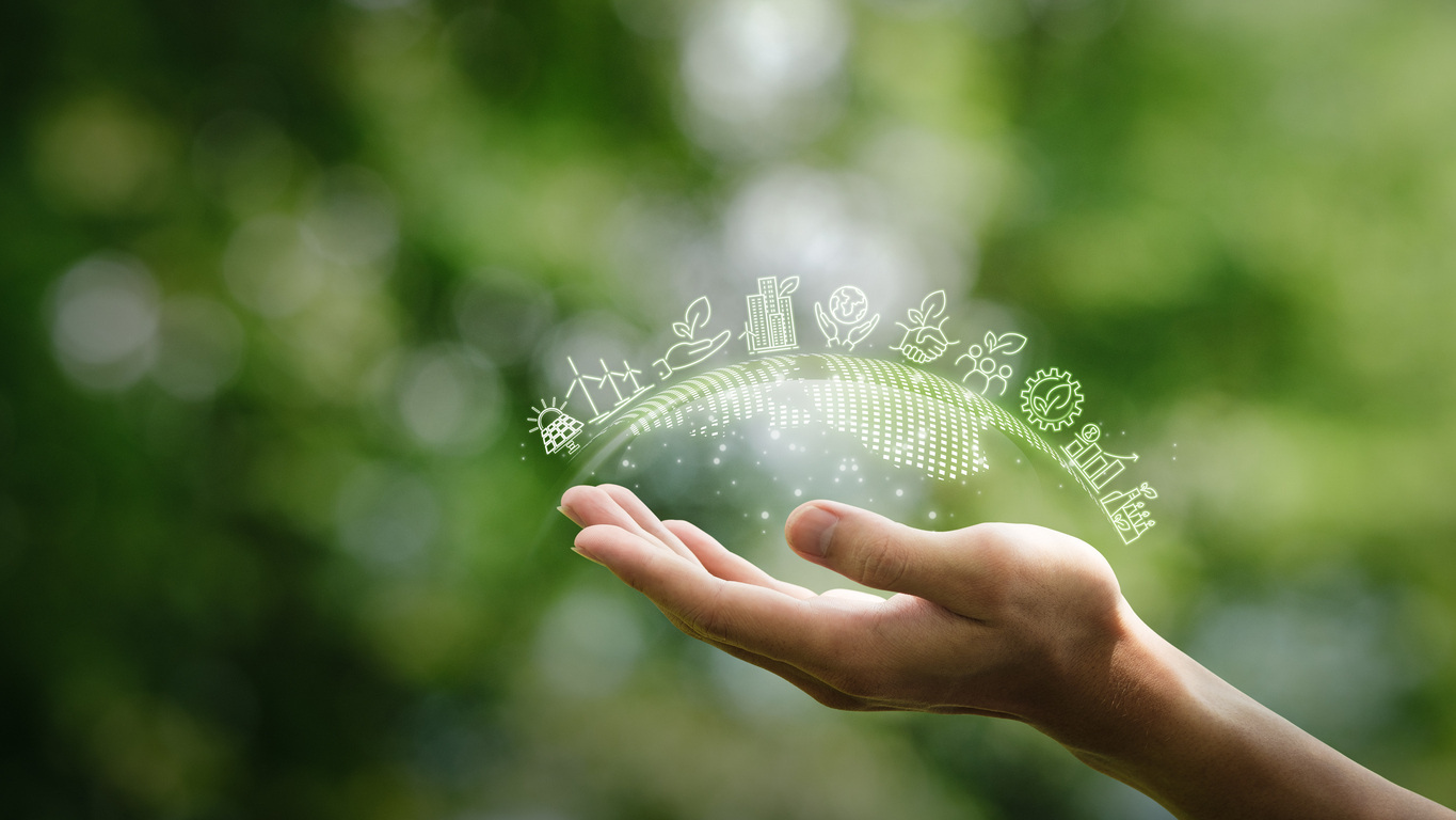 Eine Hand die vor Waldhintergrund eine Reihe an Umweltsymbole hält