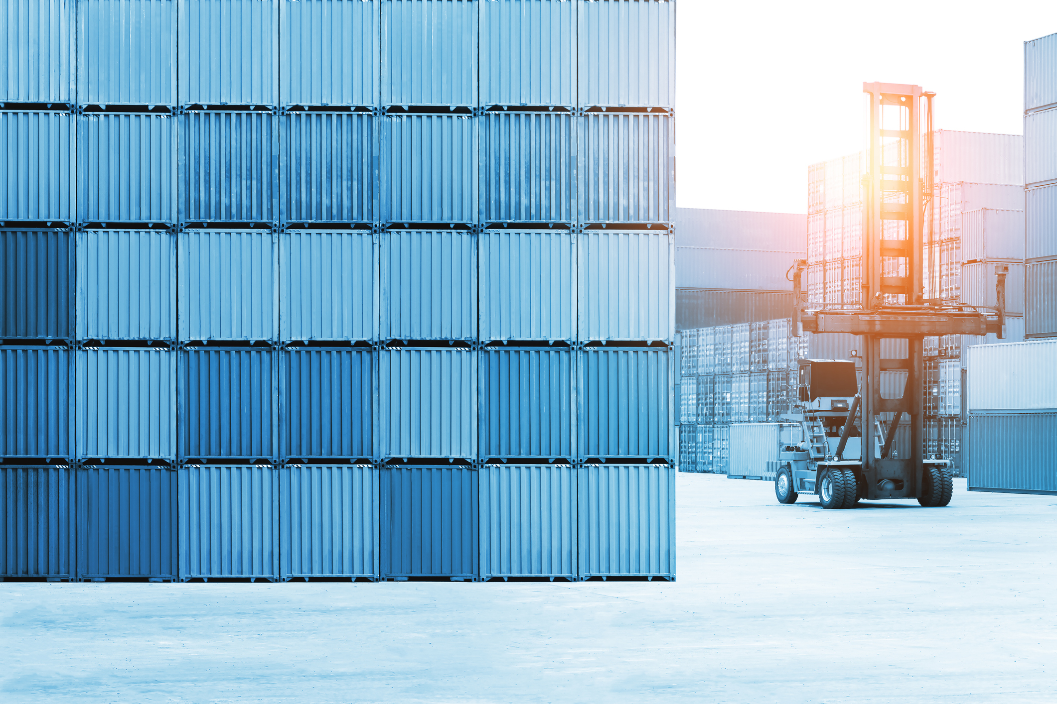 Massengutcontainer im Lagerhafen in Blautönen