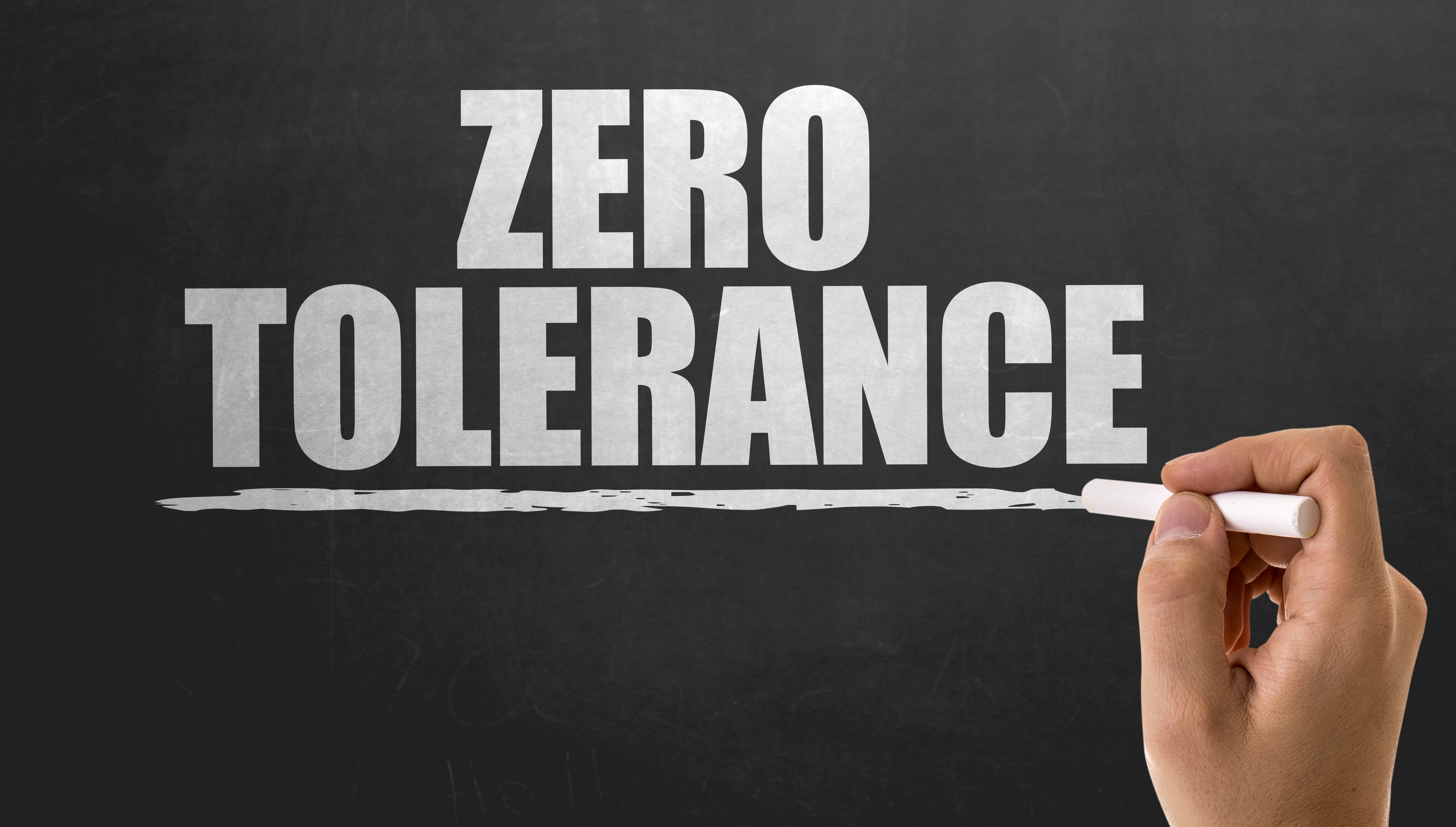 Zero Tolerance Schrift wird mit Kreide geschrieben